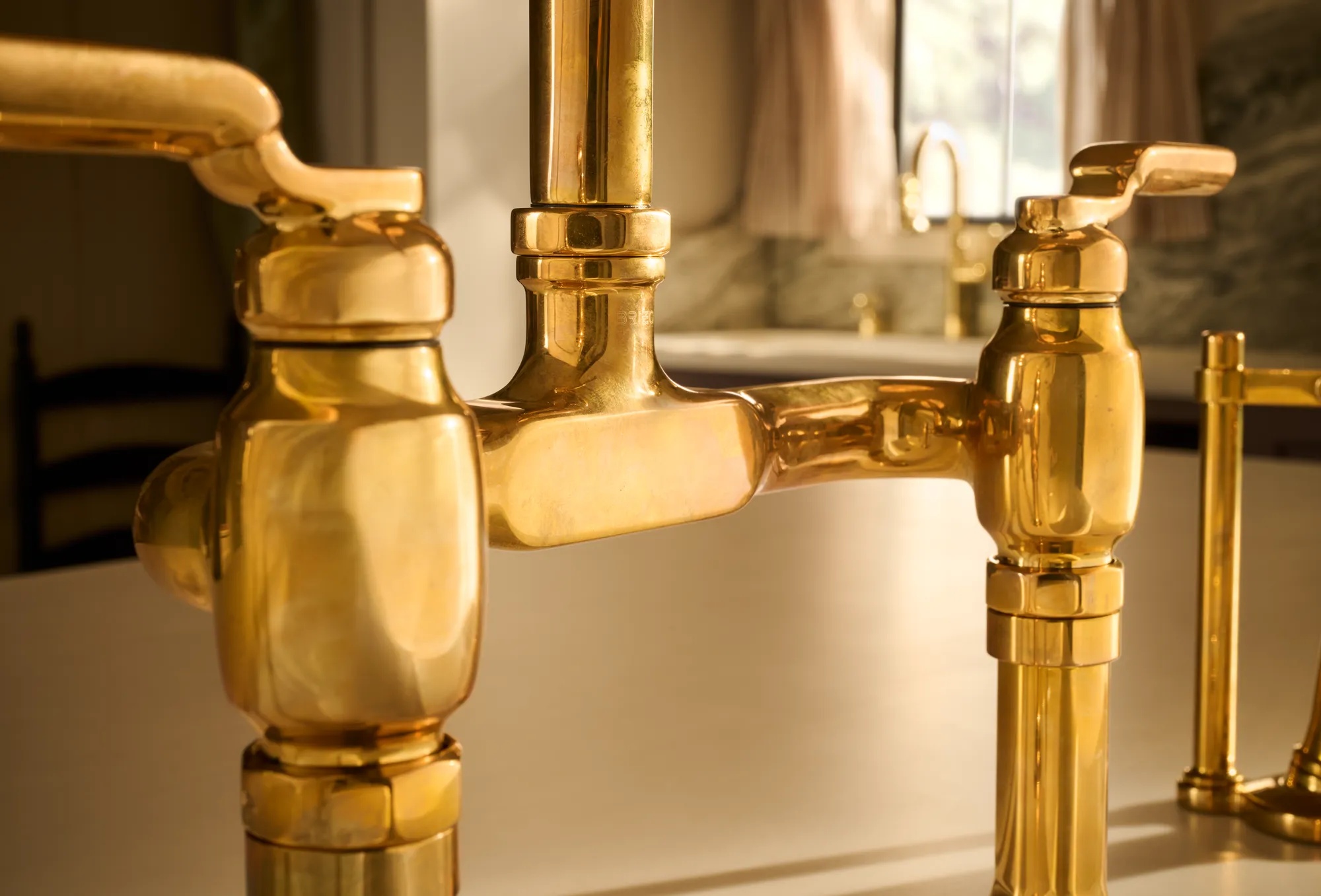 INOUTブリッジ Faircroft™ | Deck Mount Bridge Faucet with Angled Spout and Side