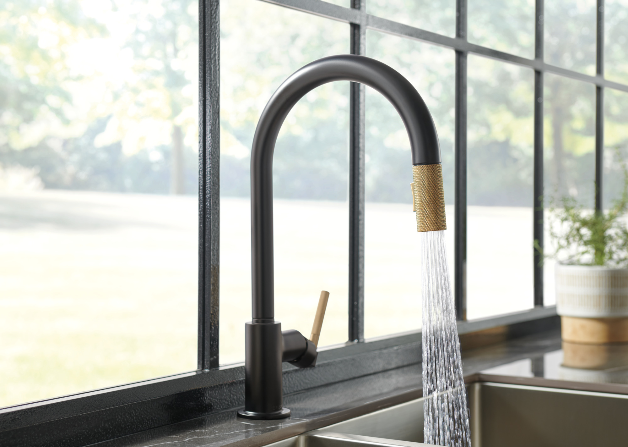 クロジル Litze® | Pull-Down Faucet with Arc Spout and Knurled Handle