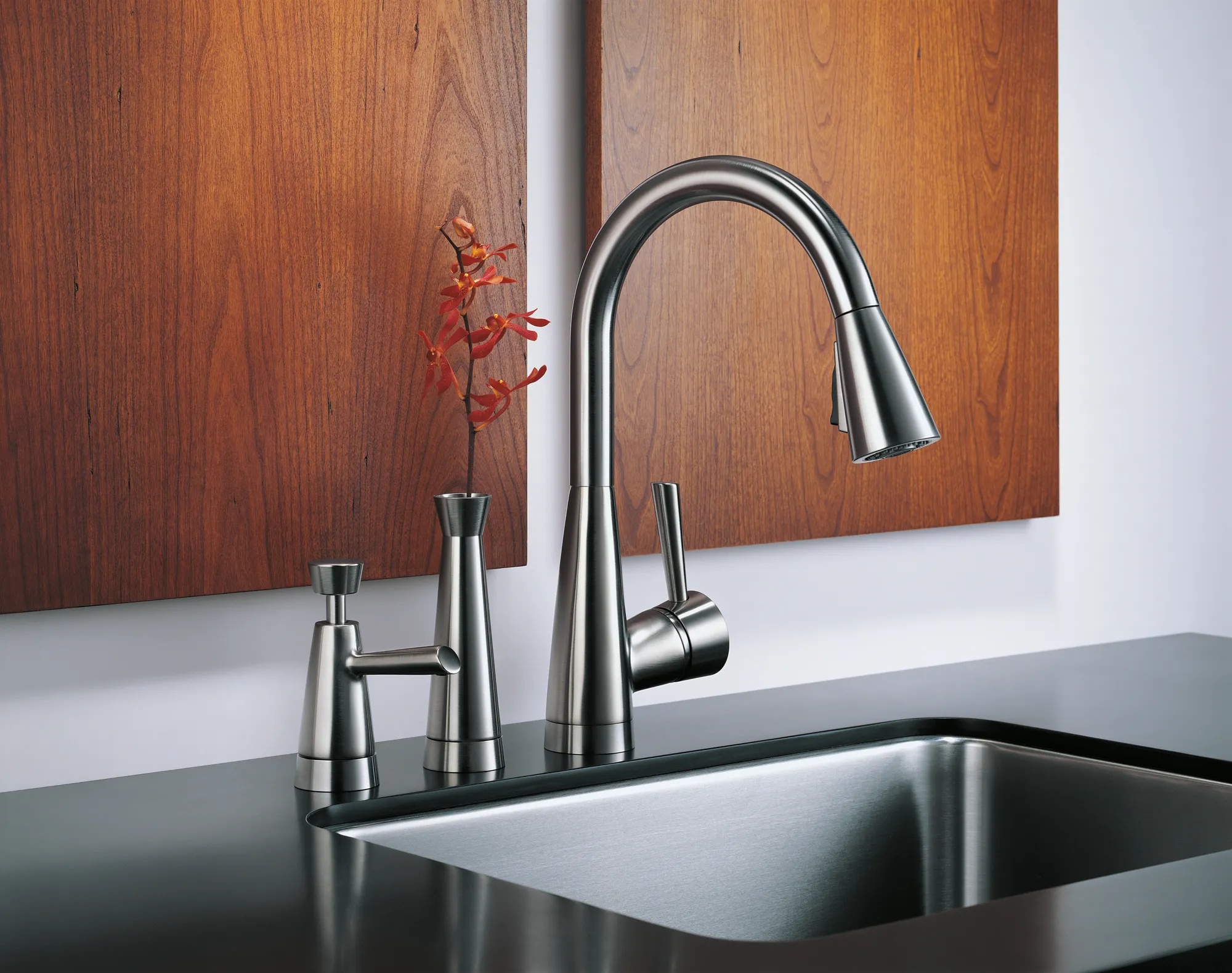 Venuto® | Single Handle Pull-Down Kitchen Faucet