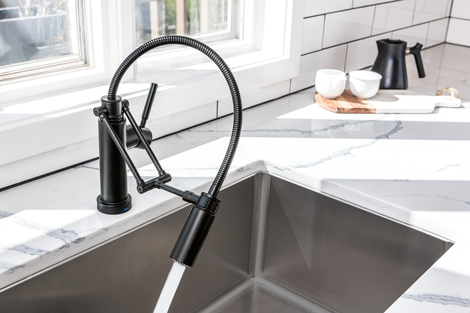 Solna® | Articulating Faucet With Finished Hose