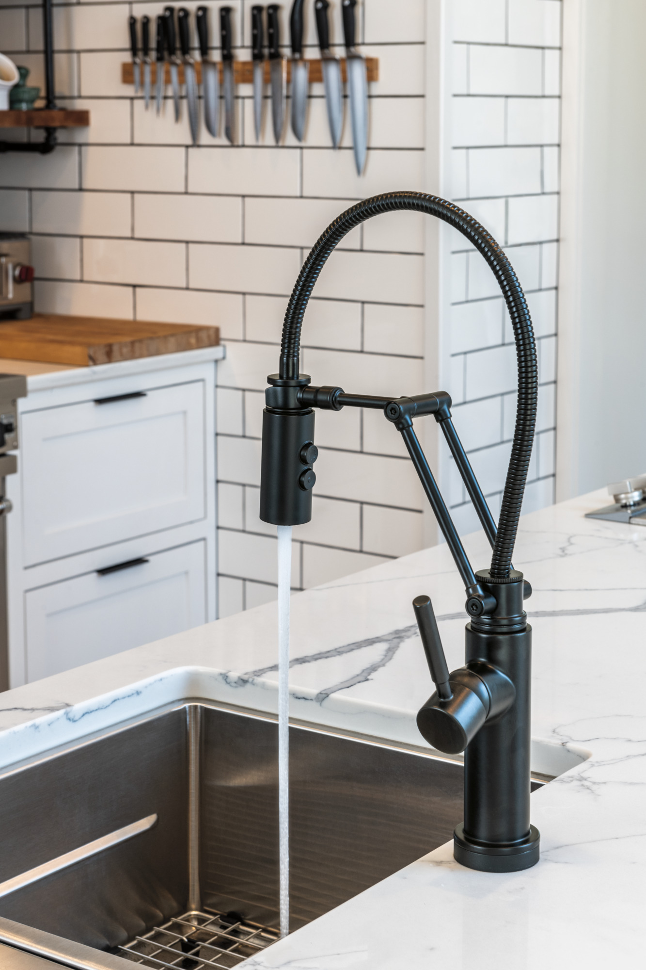 Solna® | Articulating Faucet With Finished Hose