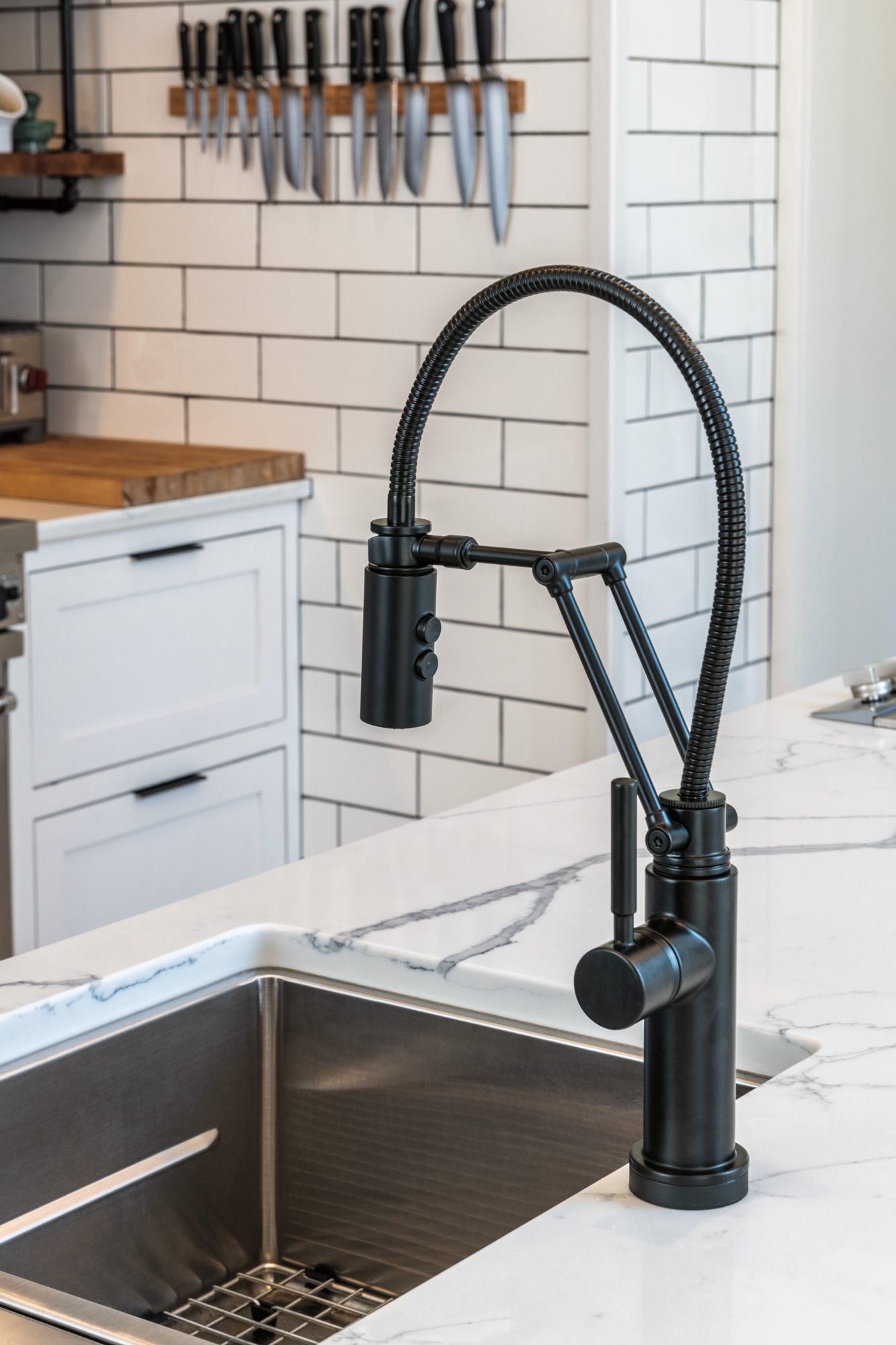 Solna® | Articulating Faucet With Finished Hose