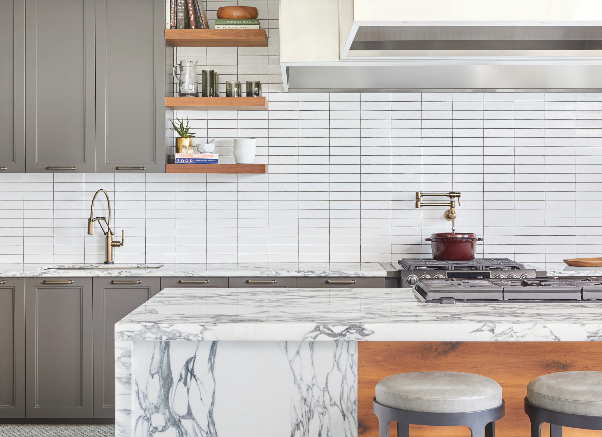 Litze® | Articulating Faucet With Finished Hose