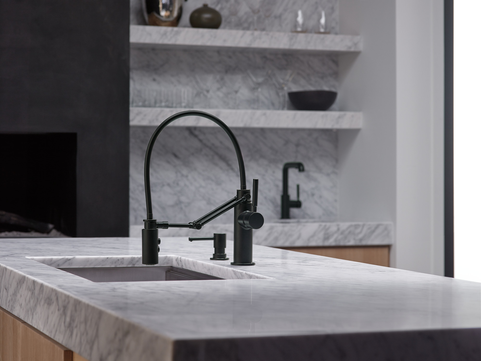 Solna® | Single Handle Articulating Kitchen Faucet