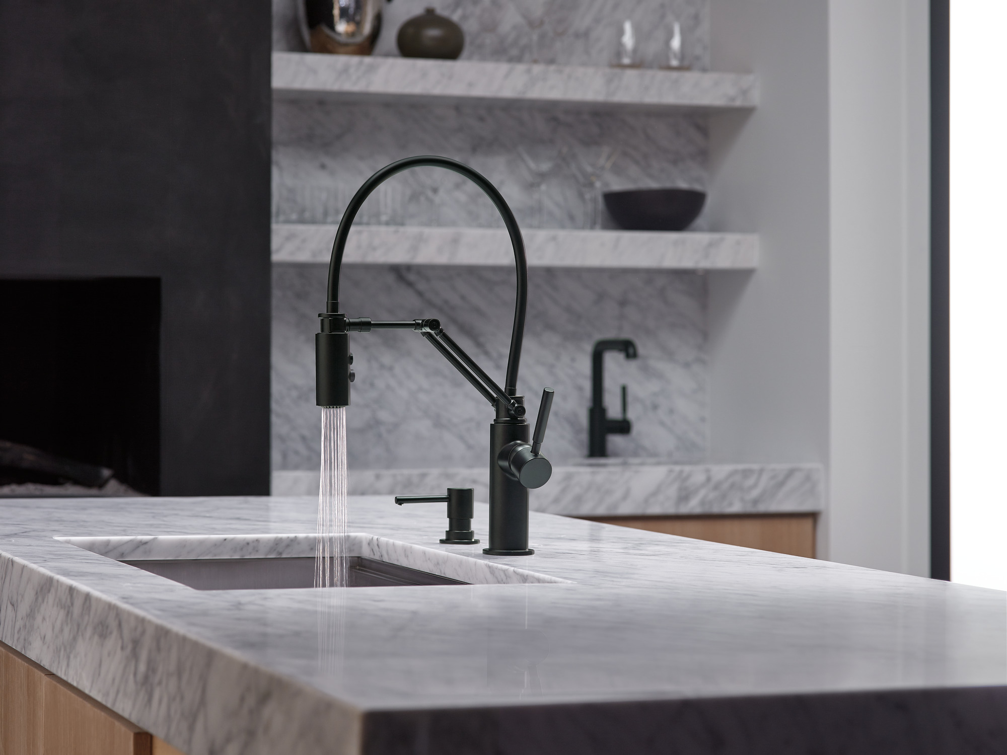 Solna® | Single Handle Articulating Kitchen Faucet