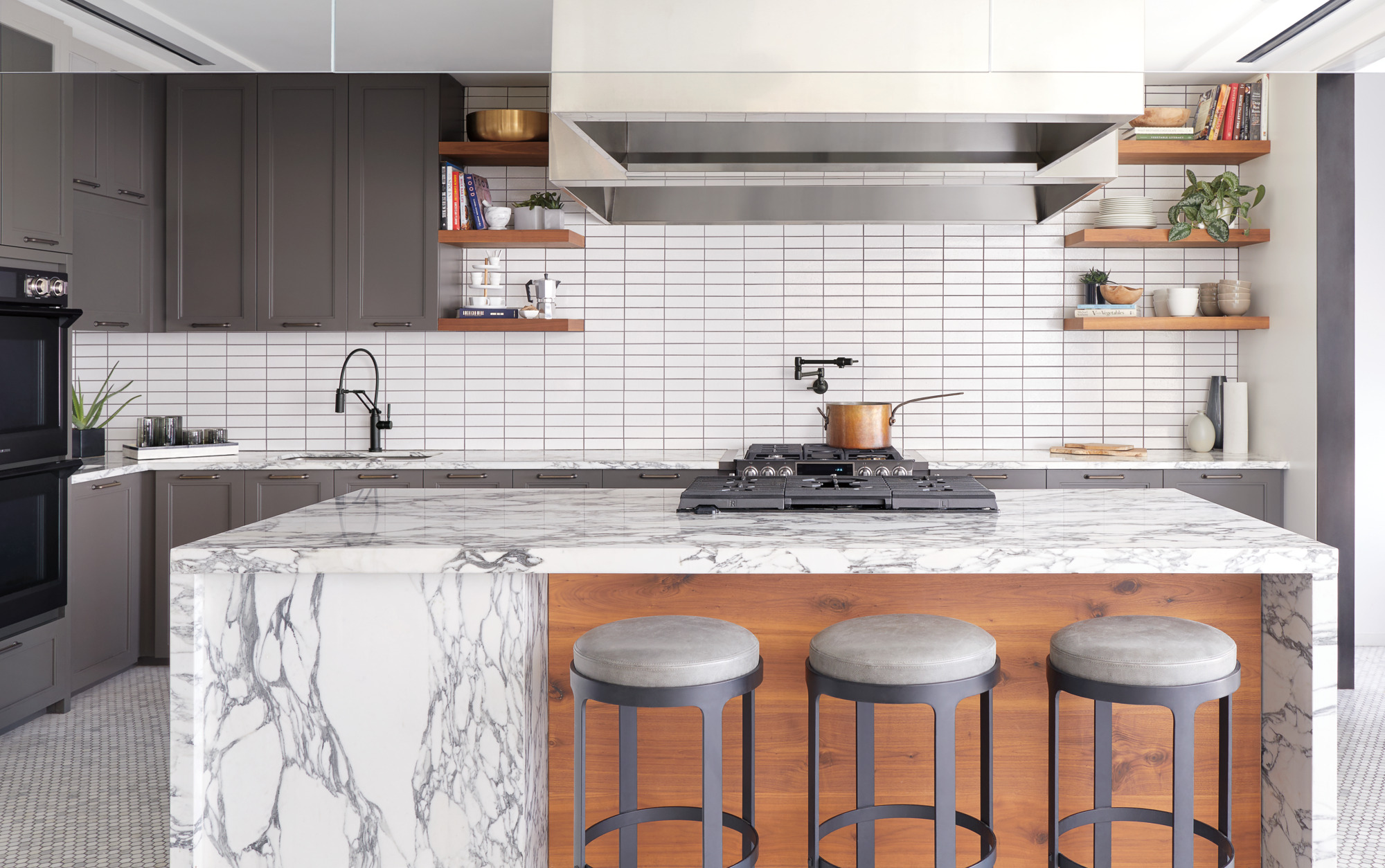 Solna® | Single Handle Articulating Kitchen Kitchen Faucet with