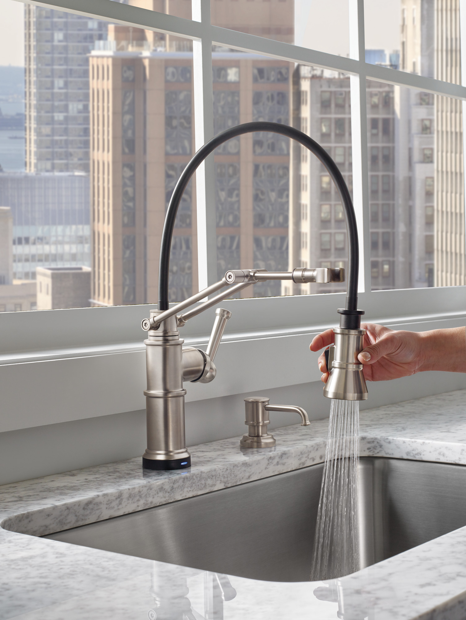 LQ/Crystal(SS-MFバージョン￼)ハンドスピナー Artesso® | Single Handle Articulating Kitchen Kitchen Faucet with