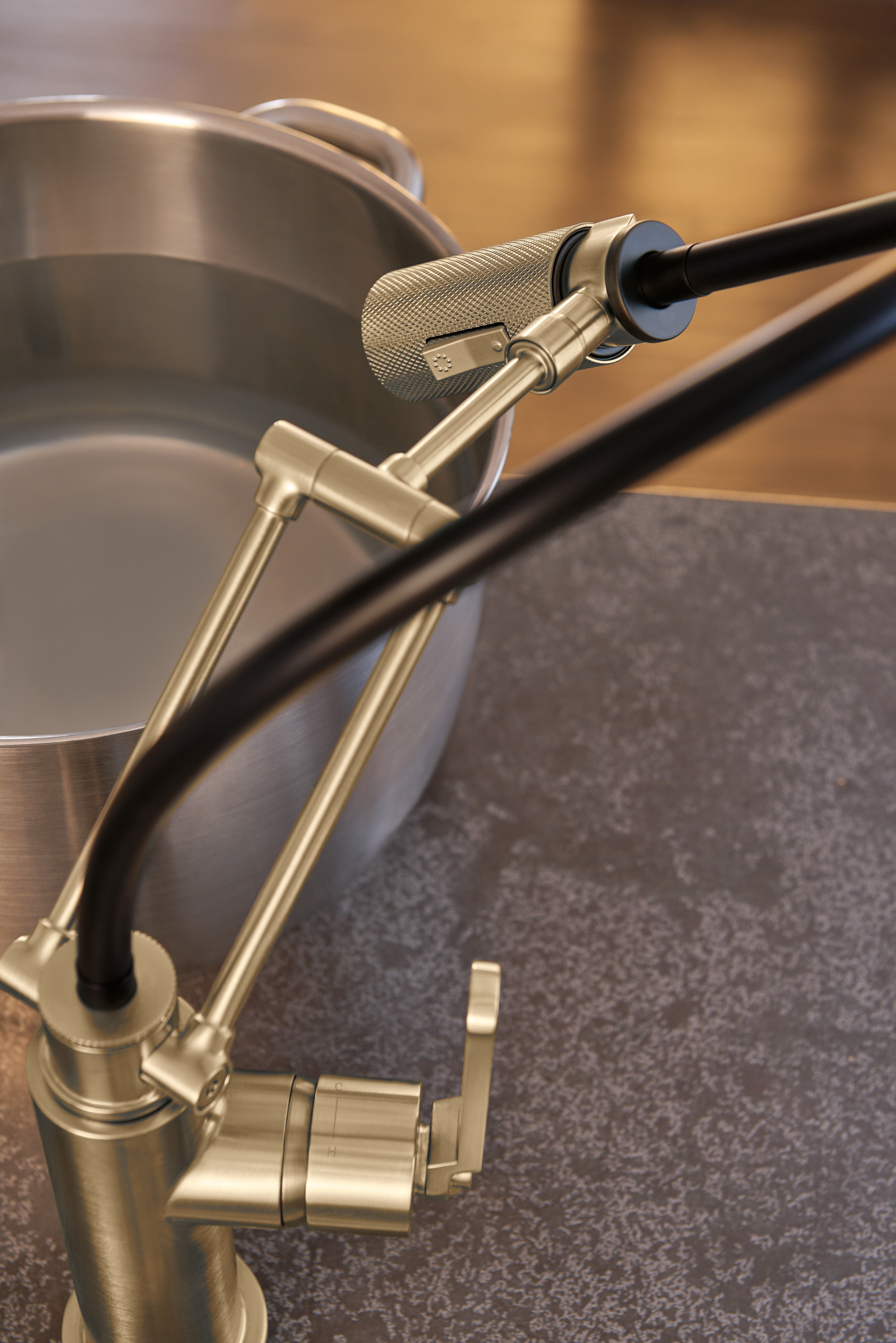 ARTIFX J エリザベス Litze® | SmartTouch® Articulating Kitchen Faucet with Industrial