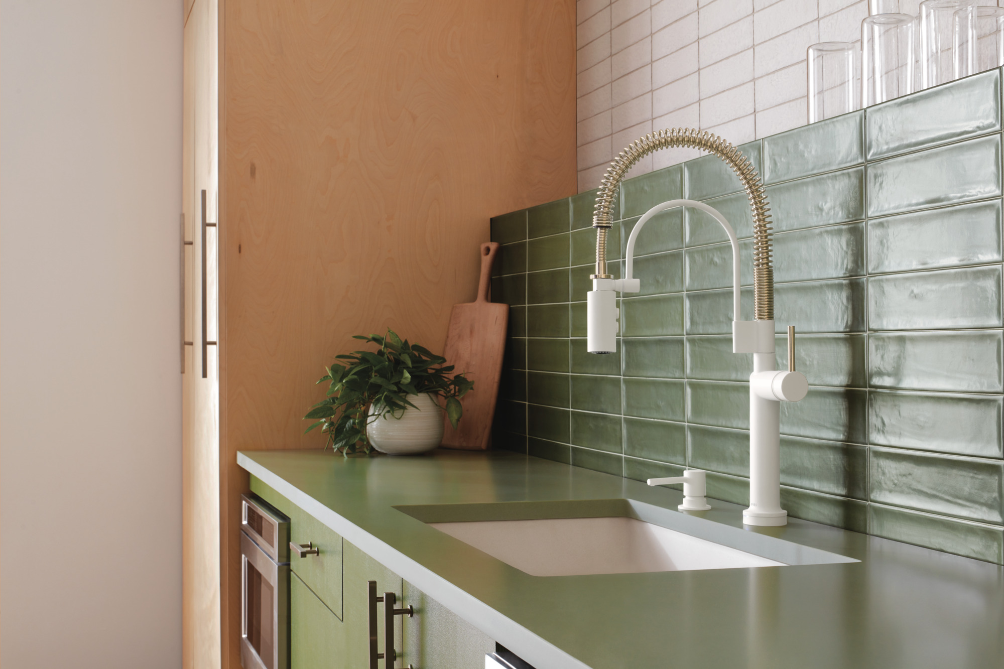 ライフエッセンス2027.7 Eksperience™ Reconstructing hair cleansing oil - Revlon Professional