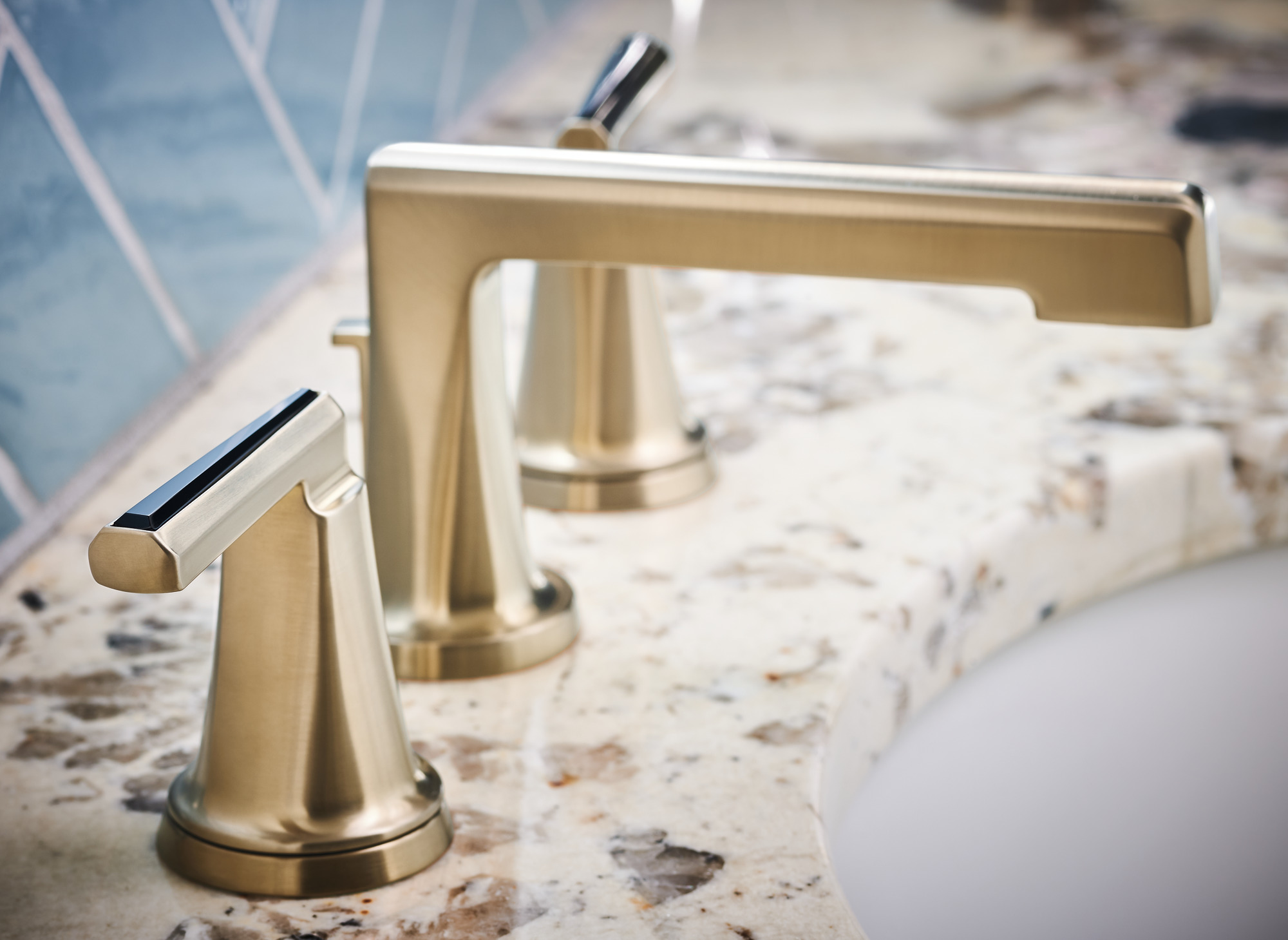エルゴラ Levoir® | Widespread Lavatory Faucet with Low Spout - Less Handles