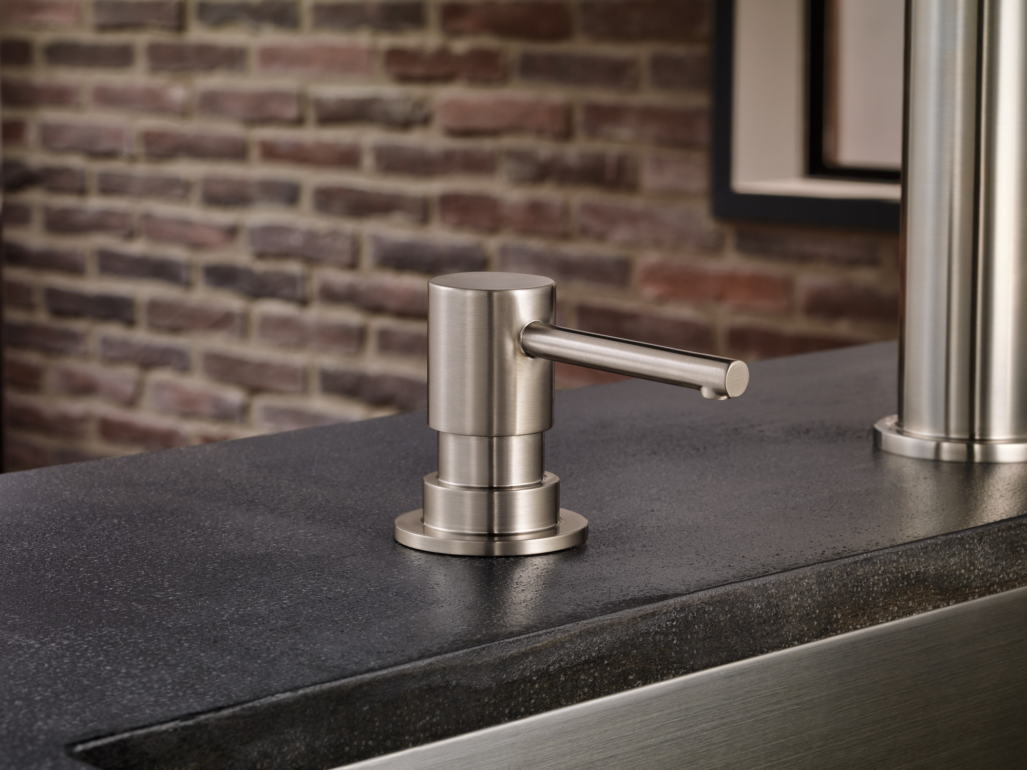 baz (ウォルナット) Solna® | Single Handle Articulating Kitchen Faucet