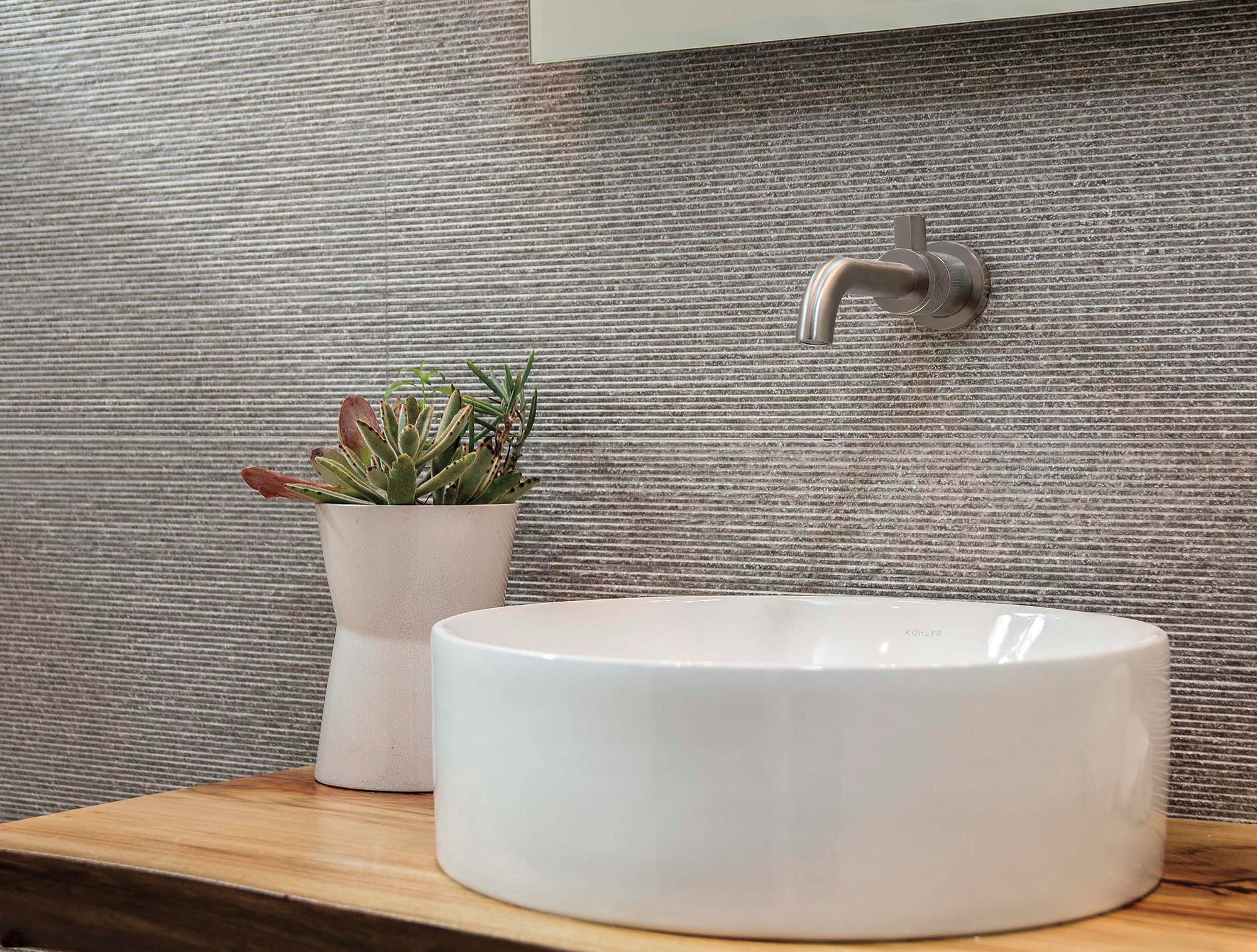 Litze® | Single-Handle Wall Mount Lavatory Faucet 1.5 GPM