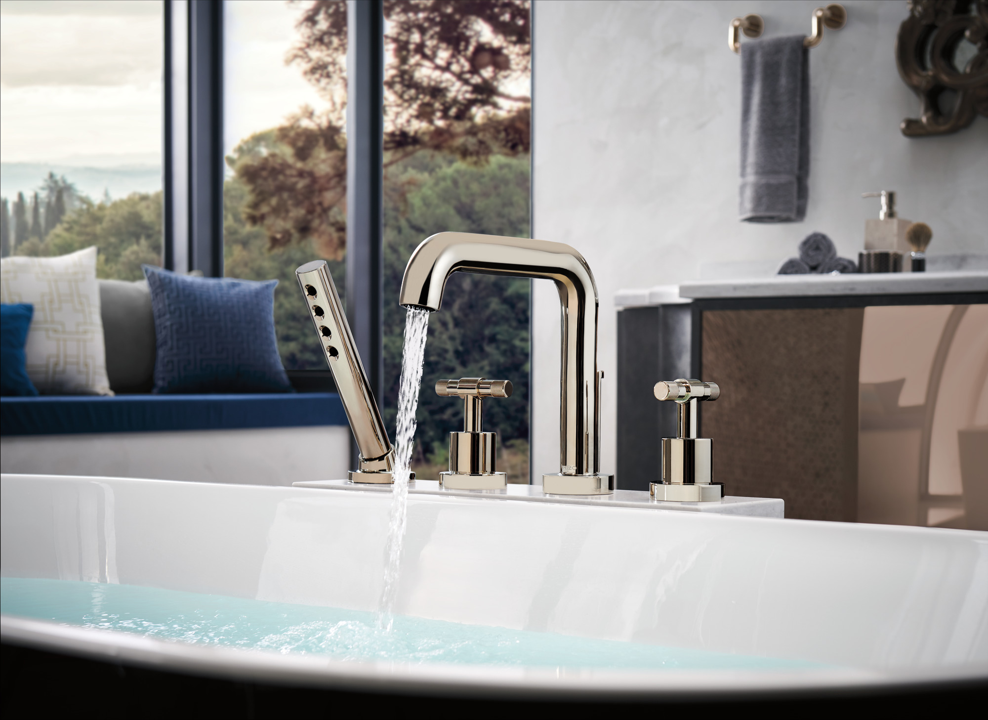 Litze® | Roman Tub with Handshower - Less Handles
