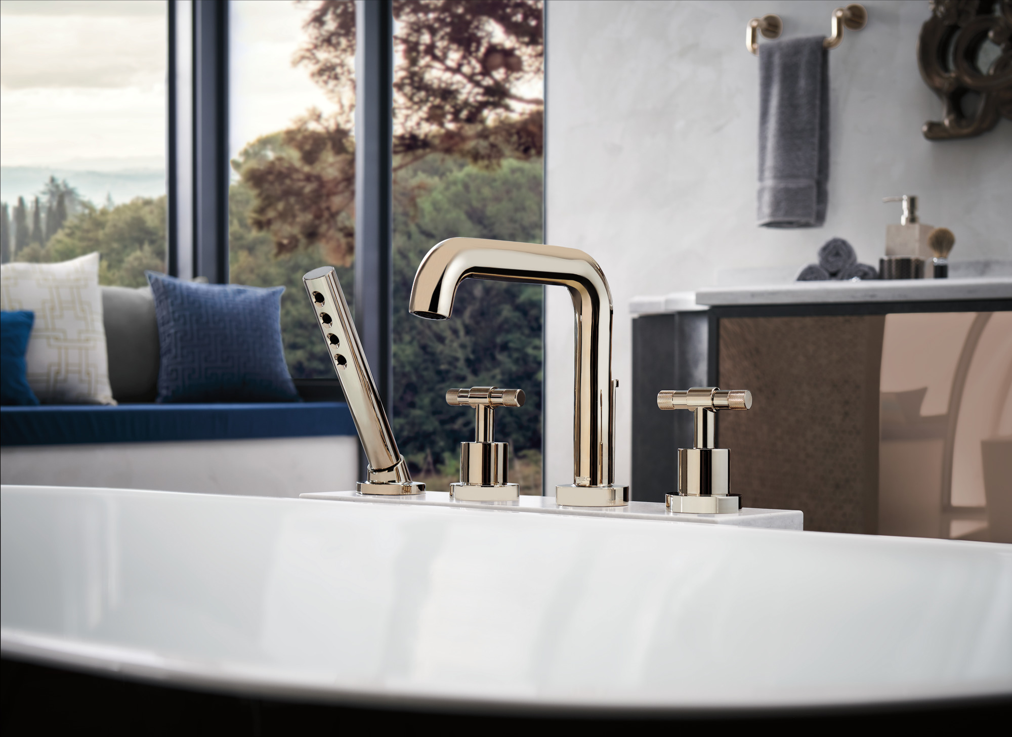 Litze® | Roman Tub with Handshower - Less Handles