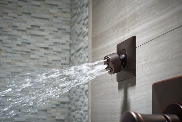 VESI_MEDIUM_FLOW_CUSTOM_SHOWER_T84913-RB_SH84101-RB_OUT_WATER_WEB.jpg